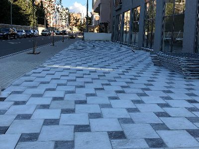 Trotuar i shtruar me pllake betoni Trotuar i shtruar me pllake betoni